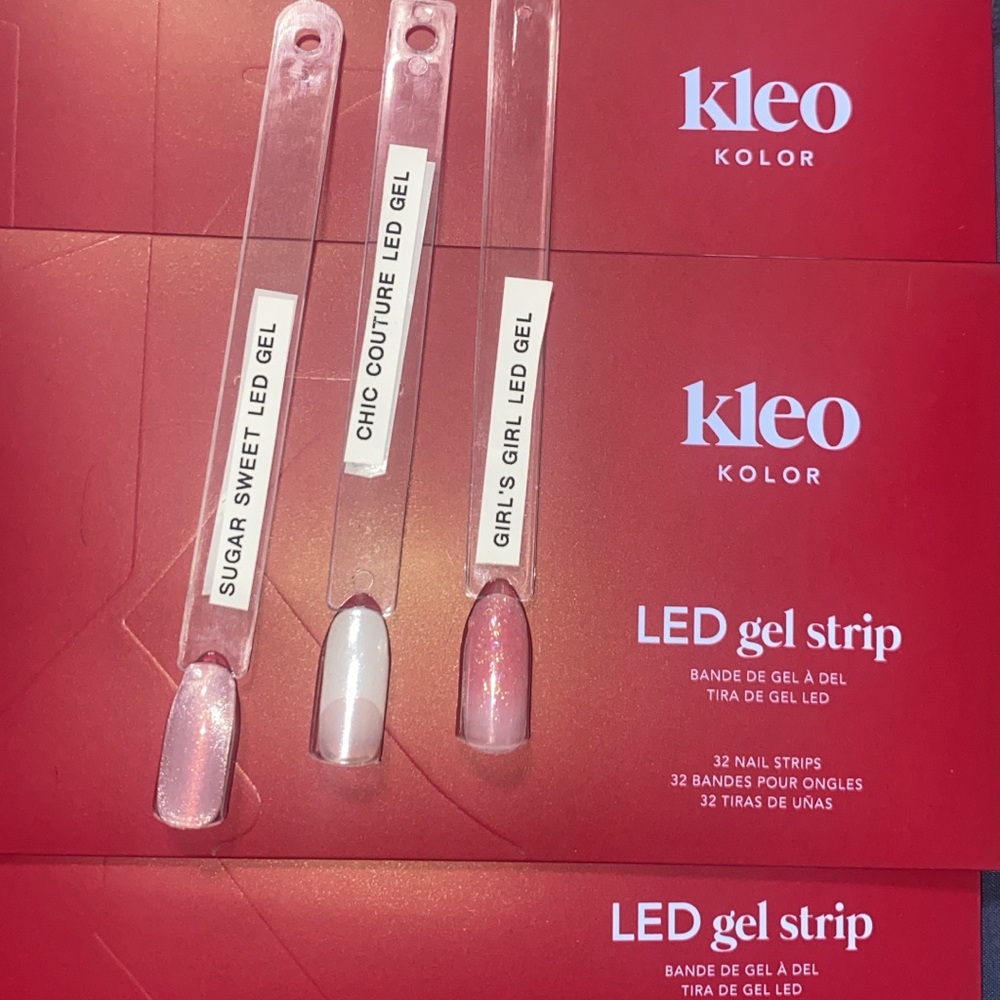 NWT 3 full gel nail sets that included an led light and remover for diy apply